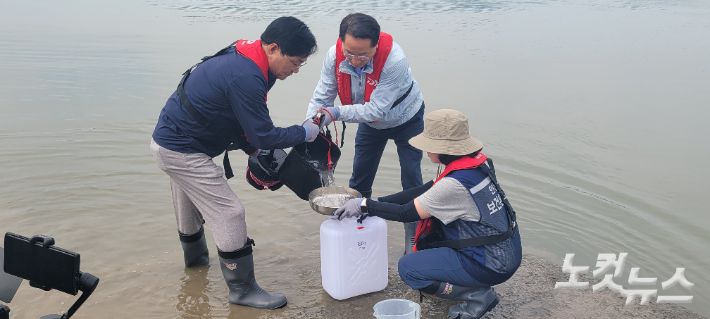 강화 앞바다 해수를 채취하고 있는 유정복 인천시장 모습. 박창주 기자