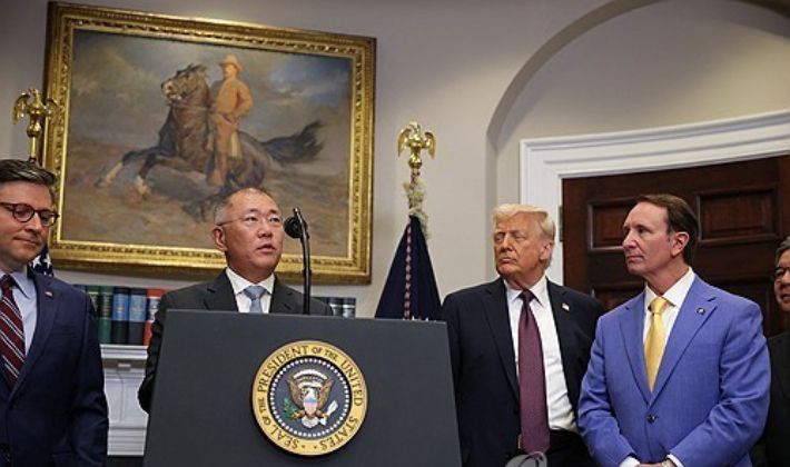 트럼프 정부의 상호관세 부과 예고를 앞뒀던 지난 3월 24일(현지시간) 현대차그룹은 2028년까지 향후 4년간 210억 달러(약 31조원) 규모의 대미 투자를 발표했다. 사진은 백악관에서 이를 발표하는 정의선 현대차그룹 회장. 연합뉴스