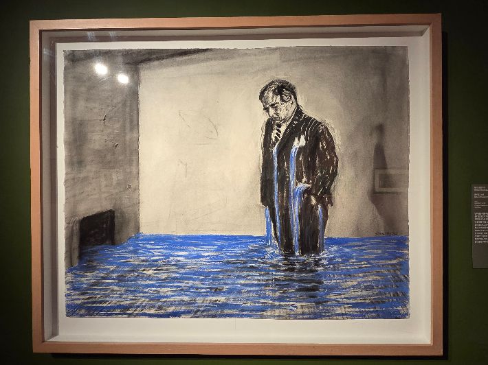 윌리엄 켄트리지, '물에 잠긴 소호', 종이에 목탄, 파스텔, 95 x 120 cm(1999). 곽인숙 기자