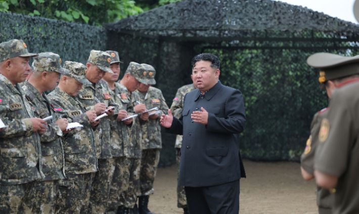 지난 23일 인민군 대연합부대 포병구분대들의 포사격훈련경기를 참관한 김정은 북한 국무위원장. 연합뉴스