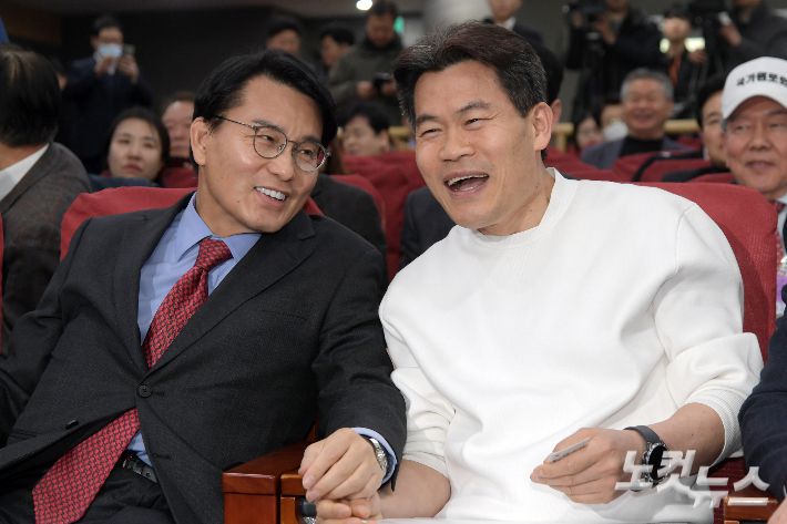 국민의힘 윤상현 의원과 한국사 강사 전한길이 19일 서울 여의도 국회 의원회관에서 열린 미래자유연대 국민 대토론회에서 대화를 하고 있다. 윤창원 기자