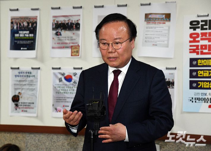 국민의힘 김문수 대선 후보 측과 한덕수 대선 예비후보 측이 단일화 협상을 재개한 10일 오후 김문수 후보 측 김재원 비서실장이 국회 본청 국민의힘 회의실에서 나와 입장을 밝히고 있다. 황진환 기자