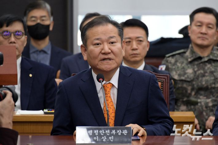 4일 서울 여의도 국회에서 열린 '윤석열 정부의 비상계엄 선포를 통한 내란 혐의 진상규명 국정조사 특별위원회' 청문회에서 이상민 전 행정안전부 장관이 증언을 거부하고 있다. 윤창원 기자