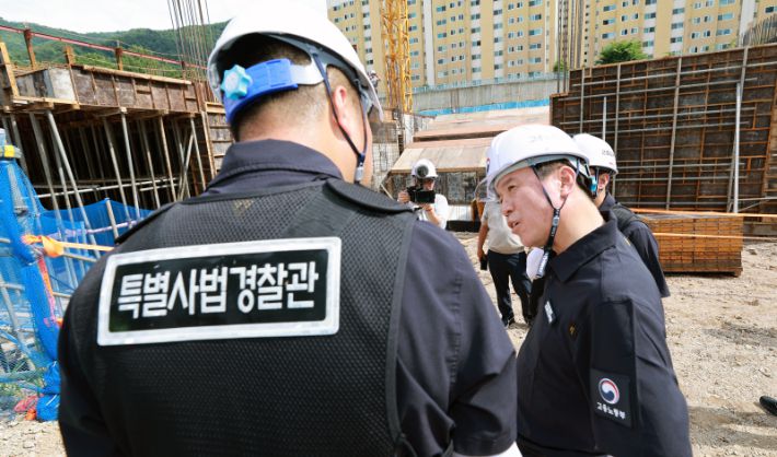 김영훈 고용노동부 장관이 22일 경기도 남양주시 건설공사 현장을 방문해 건설노동자들의 안전실태를 점검하고 있다. 고용노동부 제공