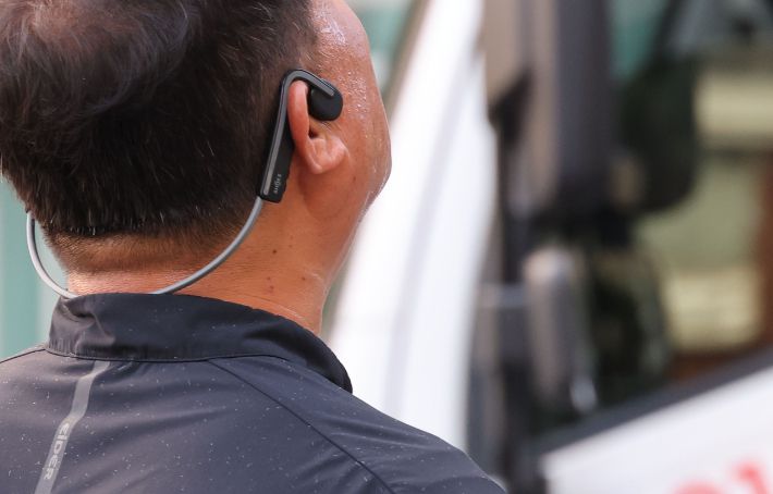 전북 전주에 6일째 폭염특보가 내려진 25일, 전주시 완산구 효자동의 한 아파트단지에서 창호 교체 작업을 하는 한 노동자의 얼굴에 땀이 가득하다. 연합뉴스