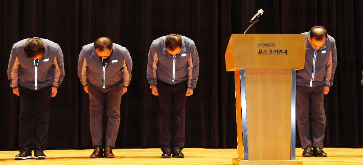 정희민 포스코이앤씨 사장이 29일 인천 송도 본사에서 연이은 현장 사망사고와 관련한 담화문 발표에 앞서 관계자들과 사과 인사하고 있다. 이재명 대통령은 이날 오전 국무회의 모두발언을 통해 올해 포스코이앤씨 현장에서 연이은 산업재해 사고로 노동자들이 숨진 사실을 언급하며 질타했다. 연합뉴스