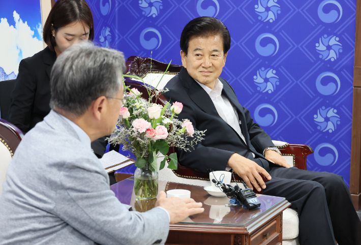 정동영 통일부 장관이 1일 서울 종로구 정부서울청사에서 조셉 윤 주한미국대사대리를 접견하고 있다. 연합뉴스