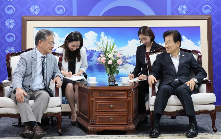 정동영 통일부 장관이 1일 서울 종로구 정부서울청사에서 조셉 윤 주한미국대사대리를 접견하고 있다. 연합뉴스