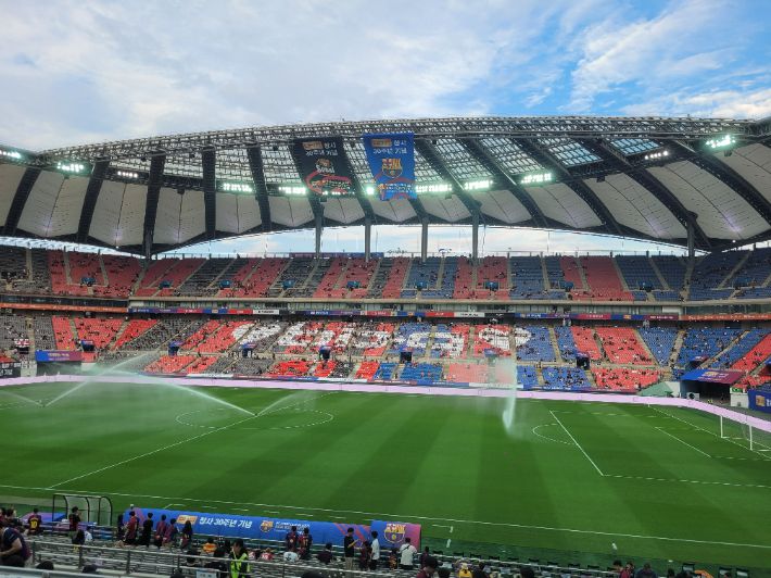 경기 시작 전 'bbq 하트'가 새겨진 좌석 모습. 김기용 기자