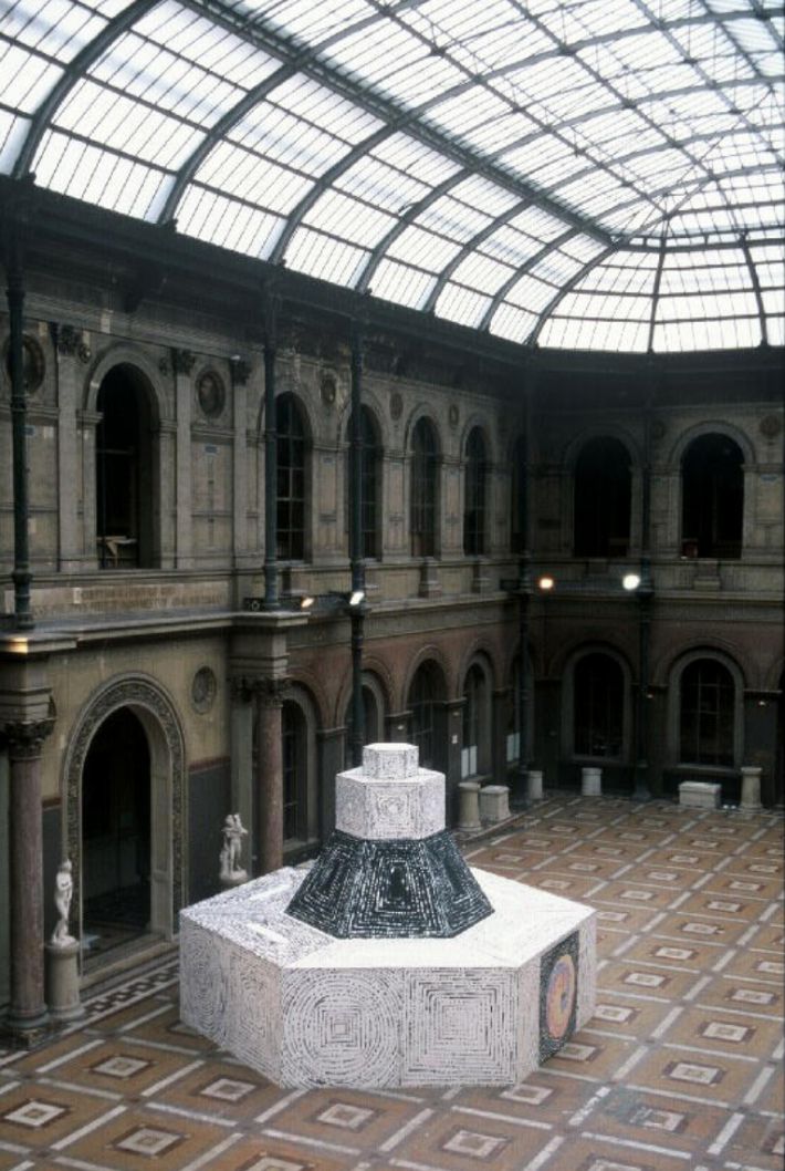 남궁환, 'Palais du Souffle - Transmigration', ink, phorsphorescent pigment on canvas & wood panel, lighting, 650x650x600cm(2002). 파리국립고등미술학교 본관 전시. 남궁환 작가 제공.