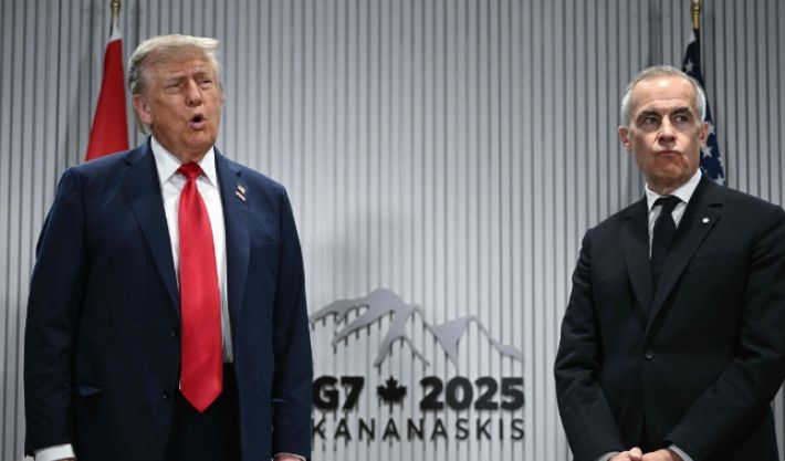 지난 6월 캐나다 앨버타주에서 열린 G7 정상회의에서 나란히 서 있는 도널드 트럼프 미국 대통령(왼쪽)과 마크 카니 캐나다 총리. 연합뉴스