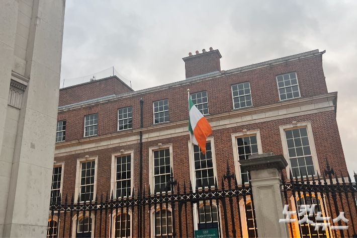 아일랜드 국기가 바람에 휘날리고 있다. 더블린=장윤우 기자