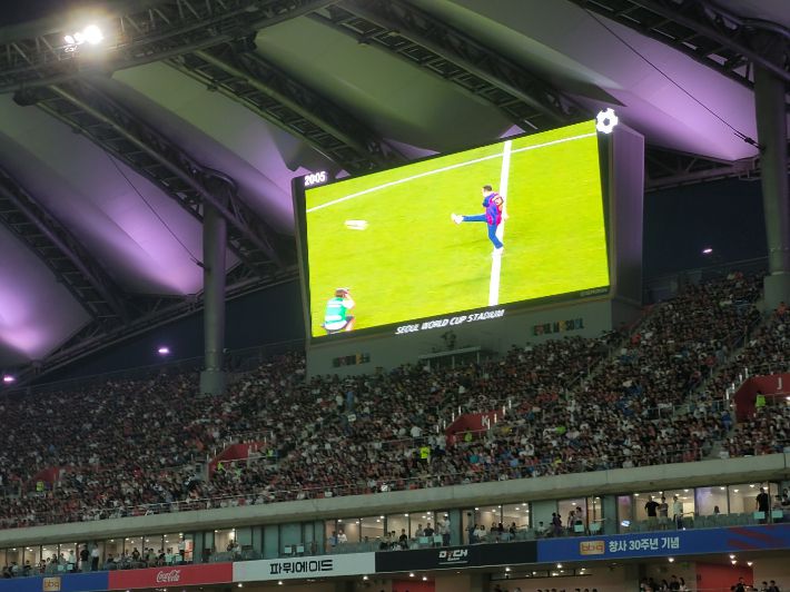 bbq 윤홍근 회장의 시축 순간. 김기용 기자