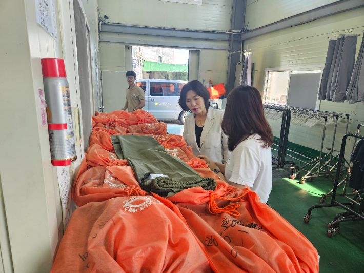 노동자 작업복 세탁소 방문 현장. 창원시 제공