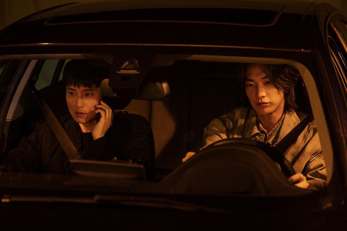 넷플릭스 시리즈 '트리거'는 출처를 알 수 없는 불법 총기가 택배를 통해 전달되고, 이로 인해 총기 사건이 끊임없이 발생하는 이야기를 다룬다. 배우 김영광은 자유분방하면서도, 어두운 과거를 지닌 문백 역을 소화했다. 넷플릭스 제공