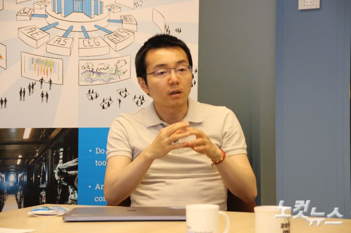 발언하는 에런 딩 델프트 공과대학 수석 부교수, 사이버 물리 지능 연구소(CPI) 소장. 델프트=장윤우 기자