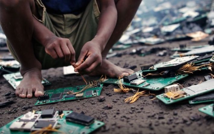 버려진 전자폐기물에서 금속을 채취하는 모습. 오픈AI Sora 캡처