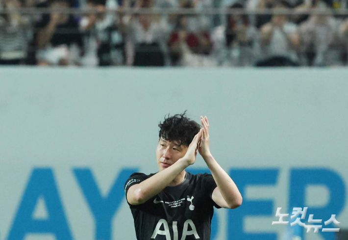 토트넘 손흥민이 3일 오후 서울 마포구 월드컵경기장에서 열린 '2025 쿠팡플레이 시리즈' 프리미어리그 토트넘과 뉴캐슬의 경기에서 교체되며 관중들에게 인사하고 있다. 황진환 기자
