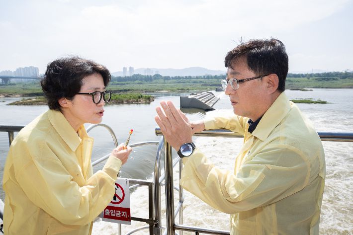 김성환 환경부 장관이 지난달 24일 세종시 세종보를 찾아 4대강 재자연화 검토를 위해 현장을 살펴보고 있다. 환경부 제공