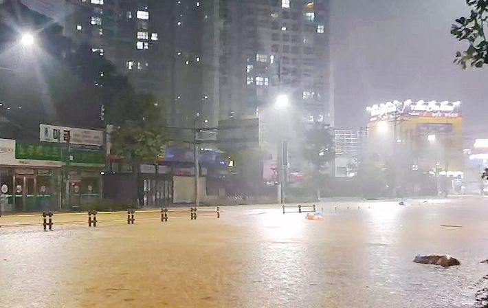 호우 특보가 발효된 3일 오후 광주 북구 신안동 한 도로가 빗물에 잠겨 있다. 연합뉴스