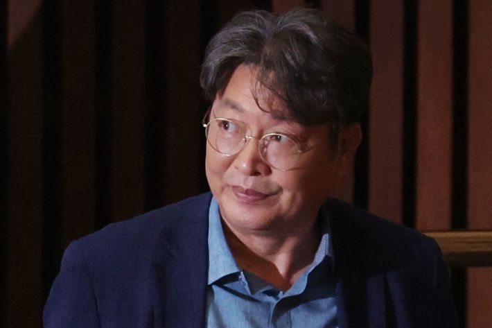 차명 주식거래 의혹을 받는 더불어민주당 이춘석 의원이 5일 국회 본회의에 출석해 방송법 개정안에 대한 기표를 한 뒤 투표함으로 이동하고 있다. 연합뉴스