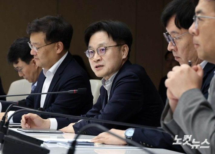 김정관 산업통상자원부 장관이 지난 4일 오전 서울 중구 대한상공회의소에서 열린 '한미 통상 전략 라운드 테이블' 에 참석해 모두발언 하고 있다. 황진환 기자