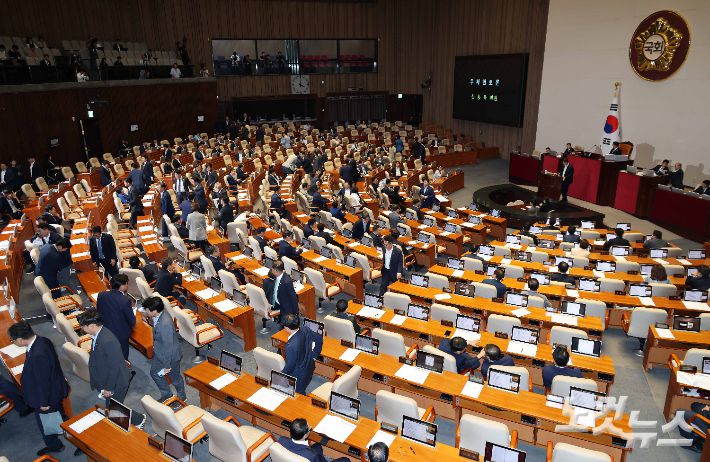 4일 국회 본회의에서 더불어민주당 의원들이 '방송3법(방송법·방송문화진흥회법·한국교육방송공사법 개정안)' 상정과 관련한 신동욱 의원의 무제한토론(필리버스터)이 시작되자 이석하고 있다. 박종민 기자