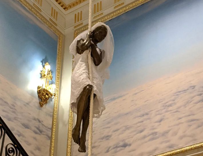 뉴욕타임즈가 4일(현지시간) 보도한 엡스타인 저택 내부 사진. 웨딩드레스를 입은 동상이 줄에 매달려있는 모습이다. 뉴욕타임즈 제공