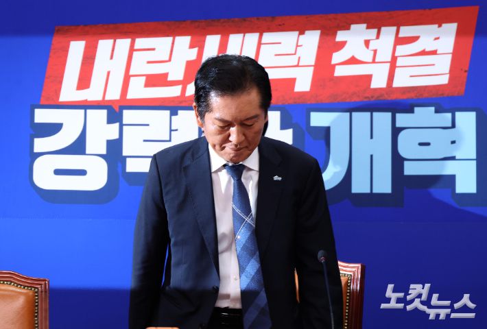 더불어민주당 정청래 대표가 6일 오전 국회에서 열린 최고위원회의에 참석하고 있다. 황진환 기자