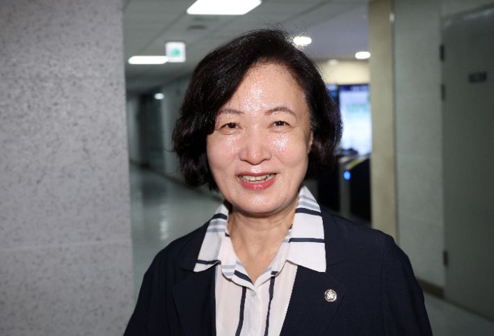 주식 차명거래 의혹에 휘말린 이춘석 의원의 사임으로 공석이 된 국회 법제사법위원회 위원장에 내정된 더불어민주당 추미애 의원이 6일 서울 여의도 국회 의원회관 내 자신의 의원실로 들어가고 있다. 연합뉴스