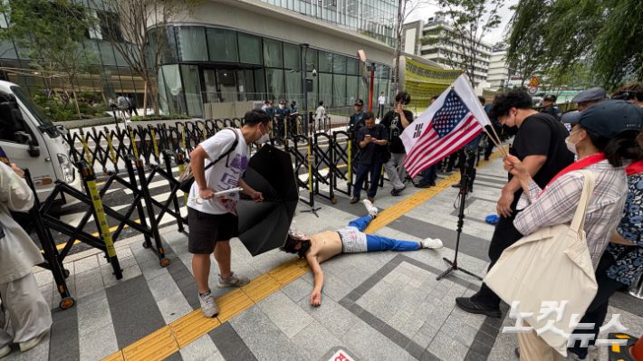 6일 오전 서울 종로구 KT광화문빌딩 근처 인도에서 윤 전 대통령 지지자들과 진보 성향 유튜버 사이에 시비가 붙은 모습. 김수정 기자
