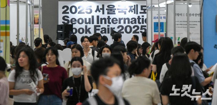 해마다 서울국제도서전을 찾는 독자들도 늘고 있다. 박종민 기자