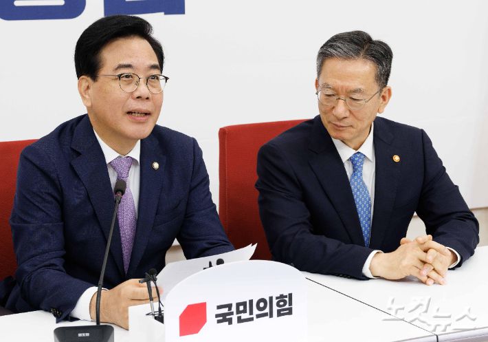 국민의힘 송언석 비상대책위원장 겸 원내대표가 6일 오후 국회에서 정성호 법무부 장관을 접견하고 있다. 황진환 기자