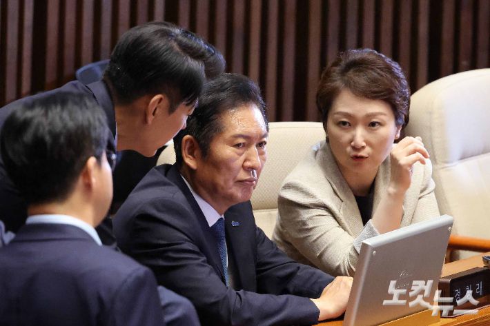 정청래 더불어민주당 대표와 이언주 최고위원이 5일 오후 서울 여의도 국회 본회의장에서 대화하고 있다. 박종민 기자