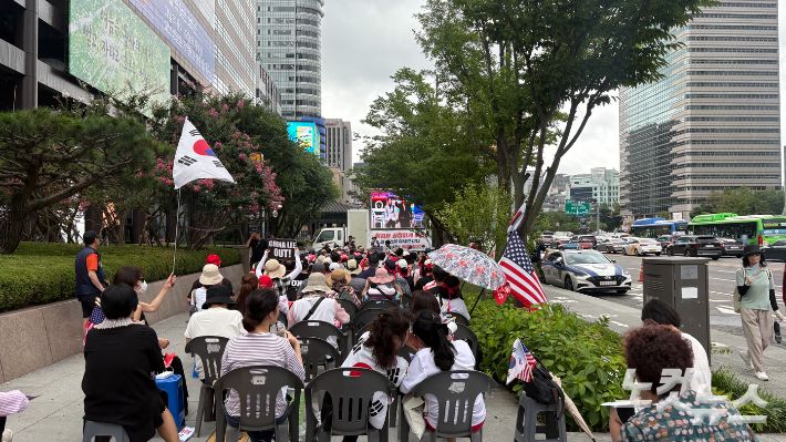 6일 오전 11시쯤 광화문역 3번 출구 인근 교보빌딩 앞 인도에 김건희씨를 지지하는 '엄마부대' 집회가 열렸다. 김수정 기자
