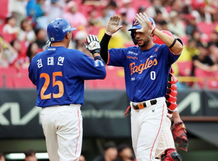 한화 외인 타자 리베라토(오른쪽). 연합뉴스