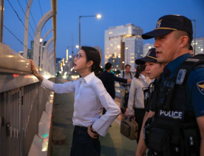 지난해 9월 10일 '세계 자살 예방의 날'을 맞아 비공개 일정으로 마포대교를 찾은 김건희씨. 대통령실 제공