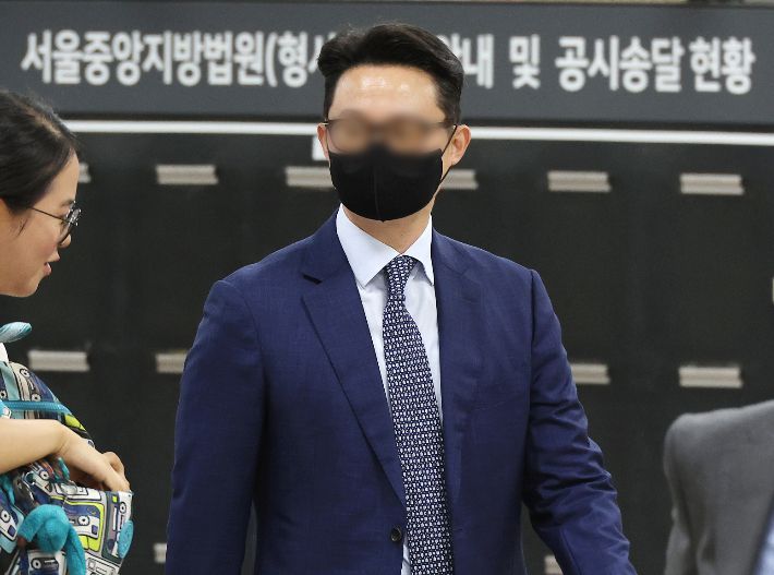 '건진법사 청탁 의혹'의 핵심 인물인 통일교 전 세계본부장 윤모 씨가 지난달 30일 영장실질심사를 위해 서울중앙지법에 출석하고 있다. 연합뉴스