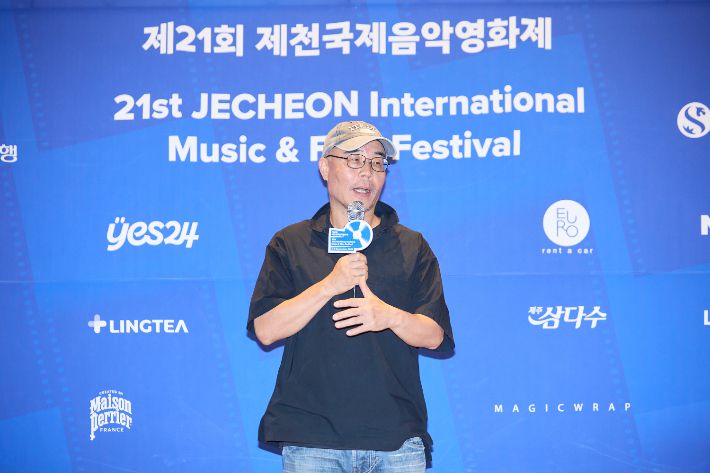 제21회 제천국제음악영화제 공식 기자회견에 참석해 트레일러에 대해 설명하는 이명세 감독. 제천국제음악영화제 제공