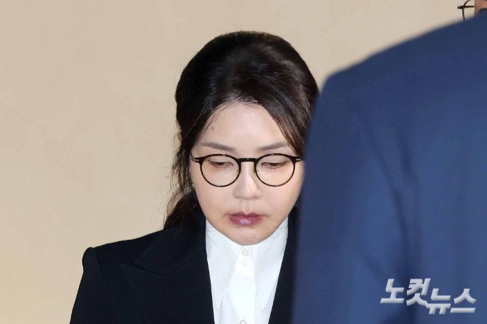 윤석열 전 대통령 부인 김건희 씨가 6일 서울 광화문 KT웨스트빌딩에 마련된 민중기 특별검사팀에 출석해 조사를 마친 뒤 귀가하고 있다. 박종민 기자
