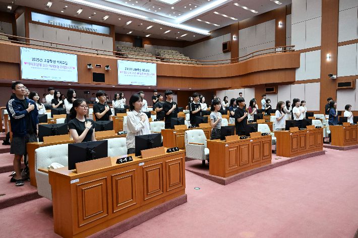 부산시의회가 청소년을 위한 '2025년 고등학생 의회교실'을 열어 학생들에게 참여와 소통의 민주주의 현장을 소개했다. 부산시의회 제공