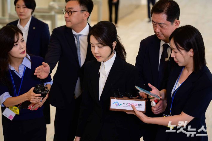 윤석열 전 대통령의 부인 김건희 씨가 6일 오전 서울 종로구 KT 광화문빌딩 웨스트에 마련된 민중기 특별검사 사무실로 출석하고 있다. 사진공동취재단