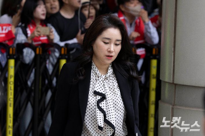 내란 우두머리 혐의, 직권남용 권리행사방해 혐의 사건으로 기소된 윤석열 전 대통령의 변호인단인 김계리 변호사 19일 오전 서울 서초구 중앙지법으로 이동하고 있다. 사진공동취재단