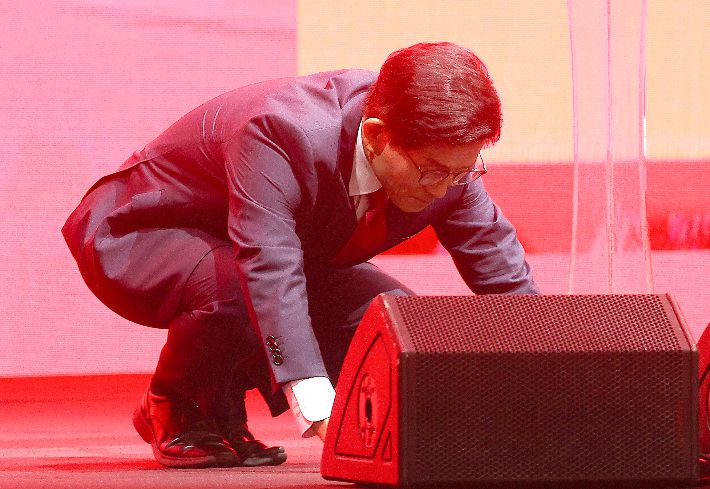 큰절하는 김문수 당대표 후보     (대구=연합뉴스) 윤관식 기자 = 국민의힘 김문수 당대표 후보가 8일 대구 북구 엑스코에서 열린 국민의힘 제6차 전당대회 대구·경북 합동연설회에서 정견 발표 중 당원에게 큰절하고 있다. 2025.8.8     psik@yna.co.kr (끝)   <저작권자(c) 연합뉴스, 무단 전재-재배포, AI 학습 및 활용 금지> 연합뉴스