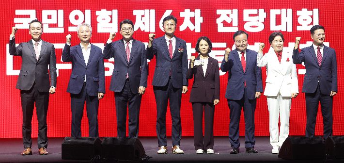 단체사진 촬영하는 국민의힘 최고위원 후보들     (대구=연합뉴스) 윤관식 기자 = 국민의힘 최고위원 선거에 출마한 김민수·김근식·신동욱·손범규·최수진·김재원·양향자·김태우(왼쪽부터) 후보가 8일 대구 북구 엑스코에서 열린 국민의힘 제6차 전당대회 대구·경북 합동연설회에서 단체 사진 촬영을 하고 있다. 2025.8.8     psik@yna.co.kr (끝)   <저작권자(c) 연합뉴스, 무단 전재-재배포, AI 학습 및 활용 금지> 연합뉴스