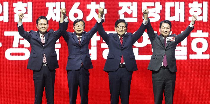 단체사진 촬영하는 국민의힘 당대표 후보들     (대구=연합뉴스) 윤관식 기자 = 국민의힘 당대표 선거에 출마한 장동혁·조경태·김문수·안철수(왼쪽부터) 후보가 8일 대구 북구 엑스코에서 열린 국민의힘 제6차 전당대회 대구·경북 합동연설회에서 단체 사진 촬영을 하고 있다. 2025.8.8     psik@yna.co.kr (끝)   <저작권자(c) 연합뉴스, 무단 전재-재배포, AI 학습 및 활용 금지> 연합뉴스