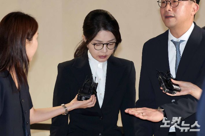 윤석열 전 대통령 부인 김건희 씨가 6일 서울 광화문 KT웨스트빌딩에 마련된 민중기 특별검사팀에 출석해 조사를 마친 뒤 귀가하고 있다. 박종민 기자