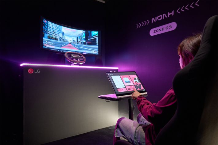 사용자의 심리 테스트 결과에 따라 차량 내부 조명, 음약, 목적지 등을 제안하는 미래 모빌리티 솔루션을 체험하는 공간. LG전자 제공