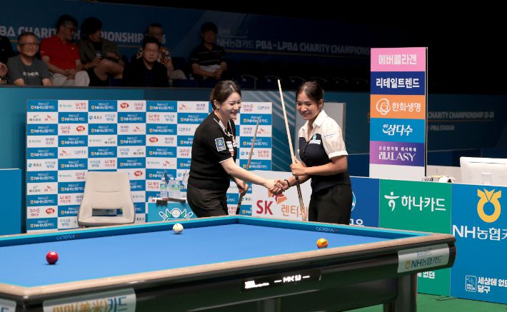 김민아(왼쪽]와 스롱이 결승에 앞서 선전을 다짐하고 있다. PBA