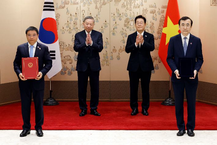 이세훈 금융감독원장 대행과 응우옌 반 탕 베트남 재무부 장관이 11일 서울 용산 대통령실 청사에서 이재명 대통령과 또 럼 베트남 당 서기장이 임석한 가운데 열린 양해각서(MOU) 서명식에서 금융감독당국 간 협력 MOU에 서명 뒤 기념촬영을 하고 있다. 연합뉴스